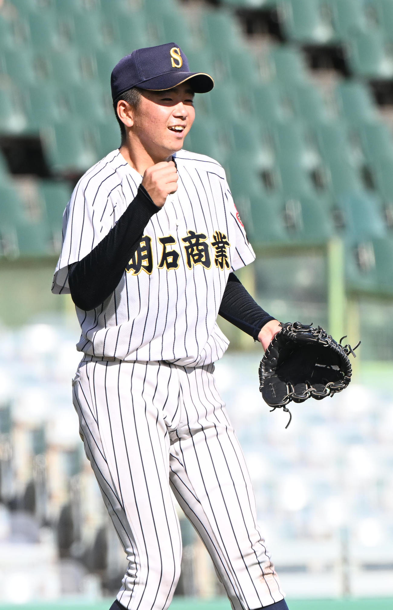 東洋大姫路対明石商　東洋大姫路打線を完封した明石商・横山はガッツポーズ（撮影・和賀正仁）