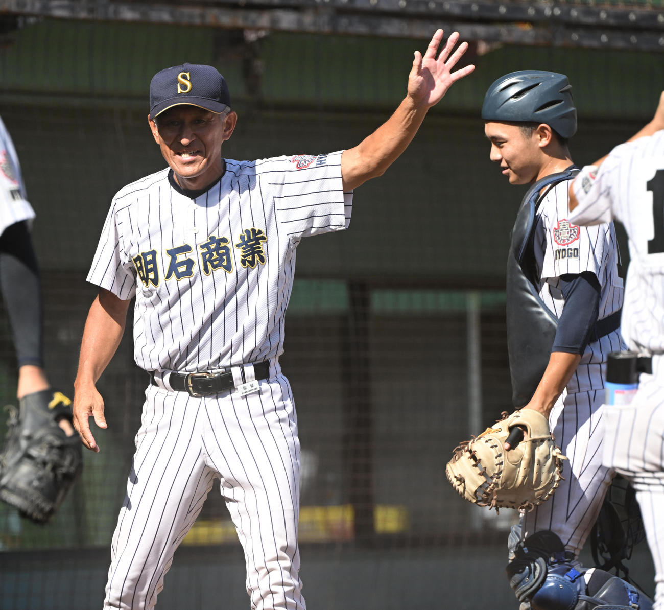 東洋大姫路対明石商　笑顔でナインを迎える明石商・狭間監督（撮影・和賀正仁）