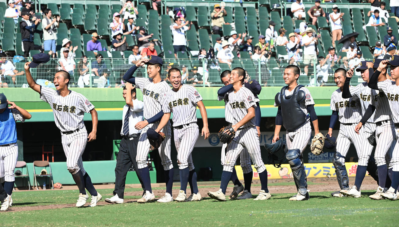 東洋大姫路対明石商　決勝進出を決め喜ぶ明石商ナイン（撮影・和賀正仁）