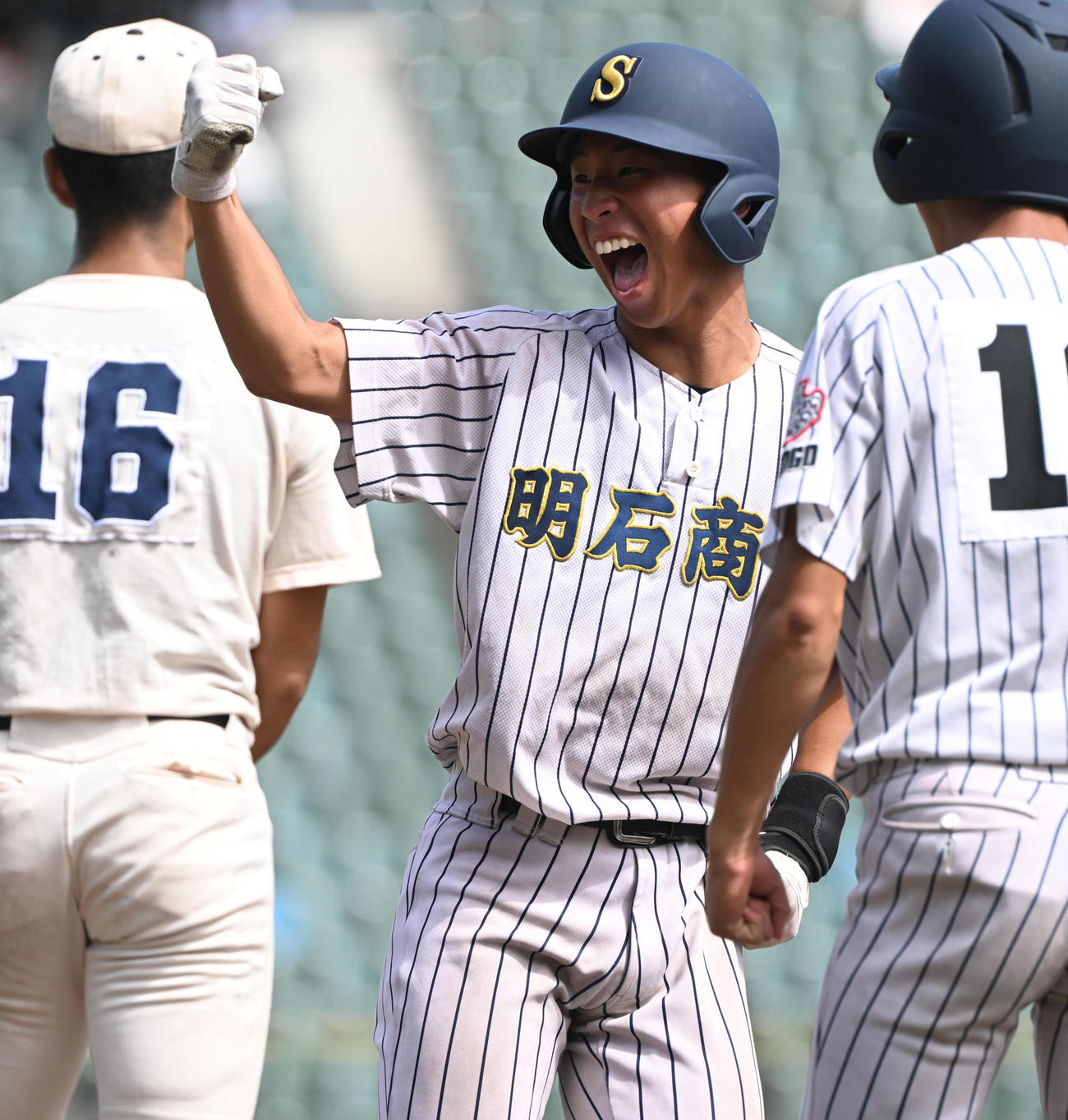 東洋大姫路対明石商　4回裏明石商2死一、二塁、中前に先制適時打を放った清水はガッツポーズ（撮影・和賀正仁）