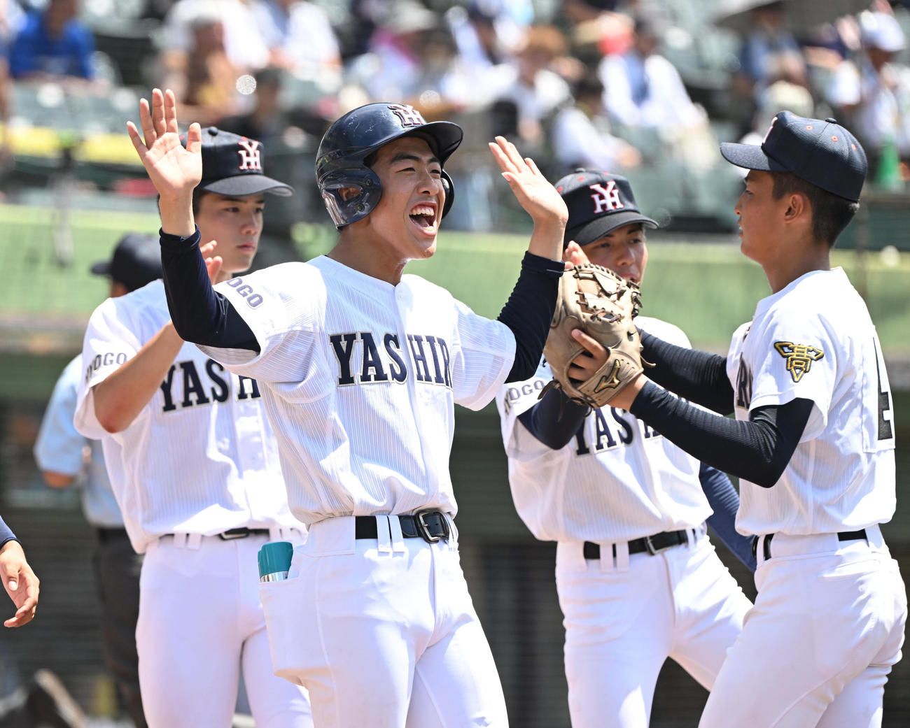 社対報徳学園　大きなジェスチャーでナインを迎える社・大久保（撮影・和賀正仁）