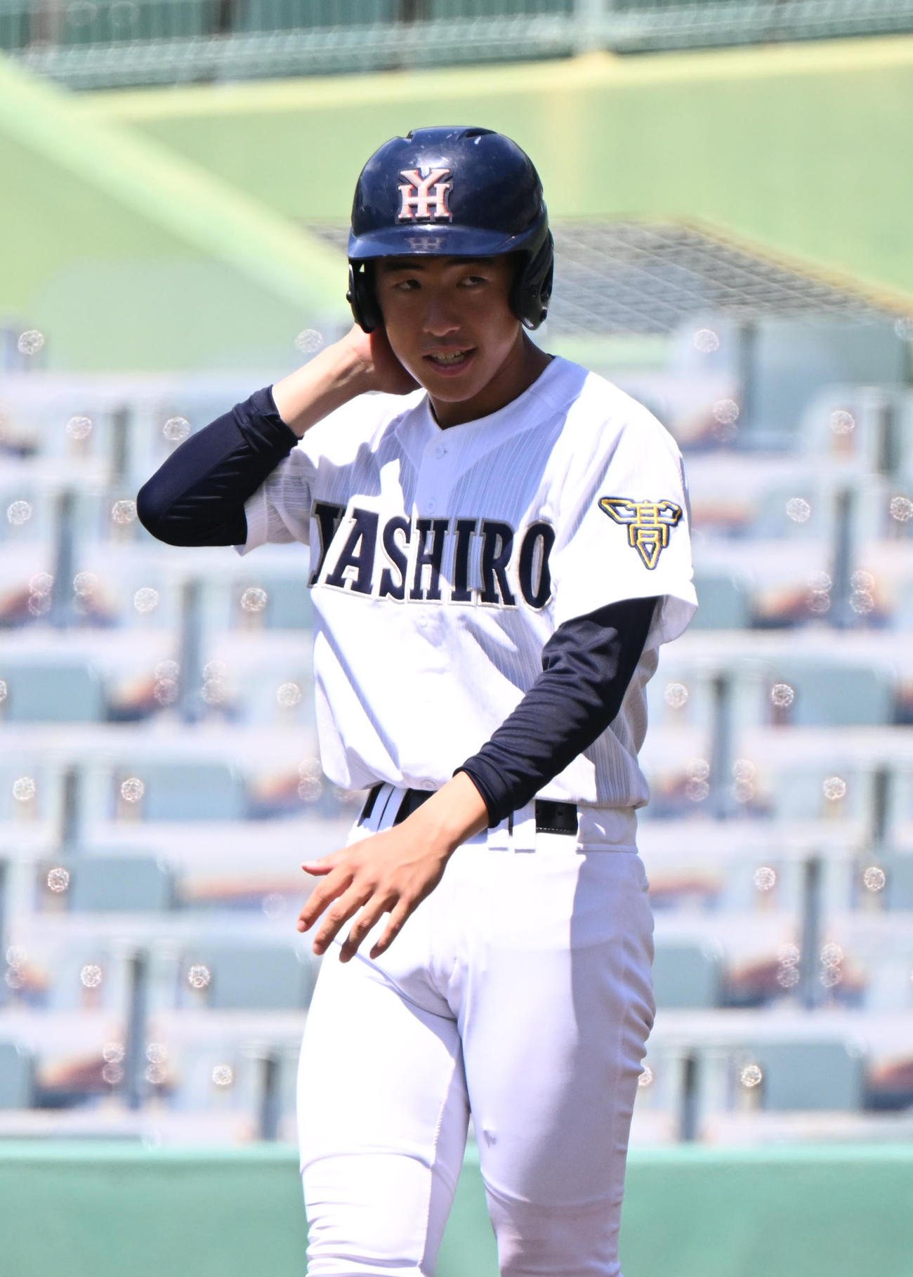 社対報徳学園　一塁コーチとして声を出す社・大久保（撮影・和賀正仁）