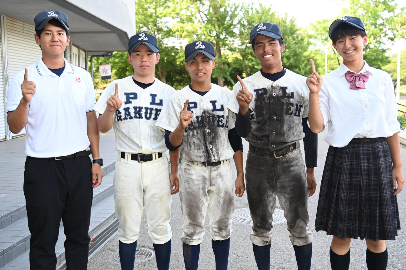試合終了後にPLポーズで記念撮影をする、左からからPL学園軟式野球部・右田監督、PL学園硬式野球部・川村、PL学園軟式野球部・藤通、鈴木、乾（撮影・石井愛子）