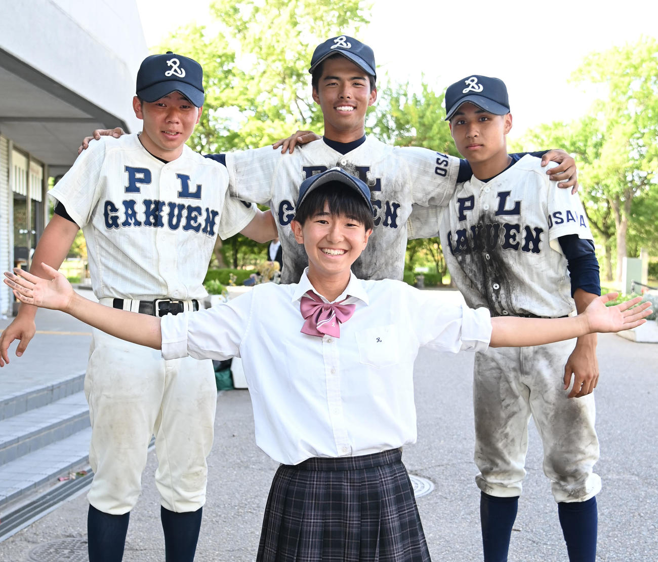 試合終了後に記念撮影をする（上段左から）PL学園硬式野球部・川村、PL学園軟式野球部・鈴木、藤通、（下）乾穂春（撮影・石井愛子）