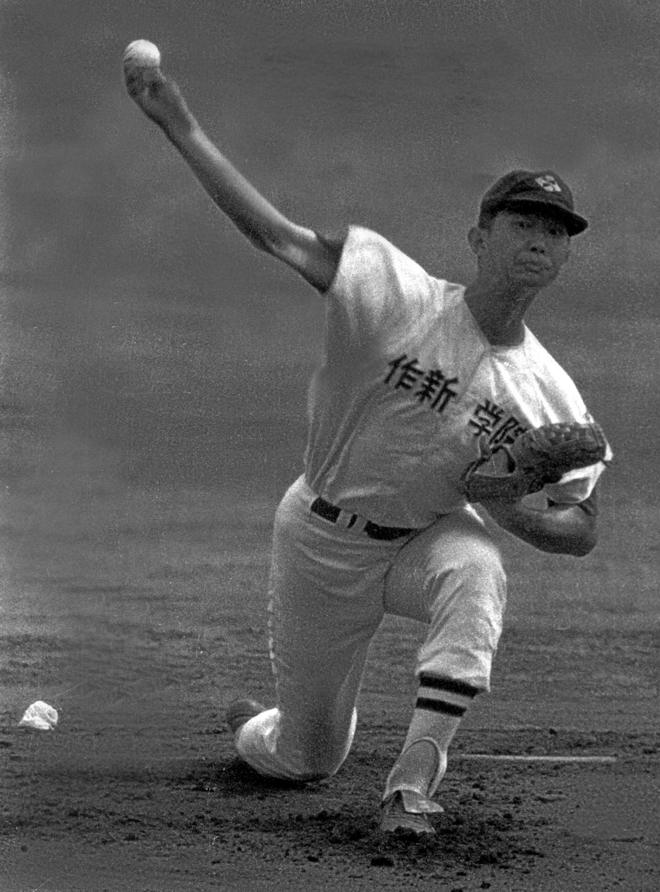 全国高校野球選手権の柳川商戦で力投する作新学院・江川（1973年8月撮影）