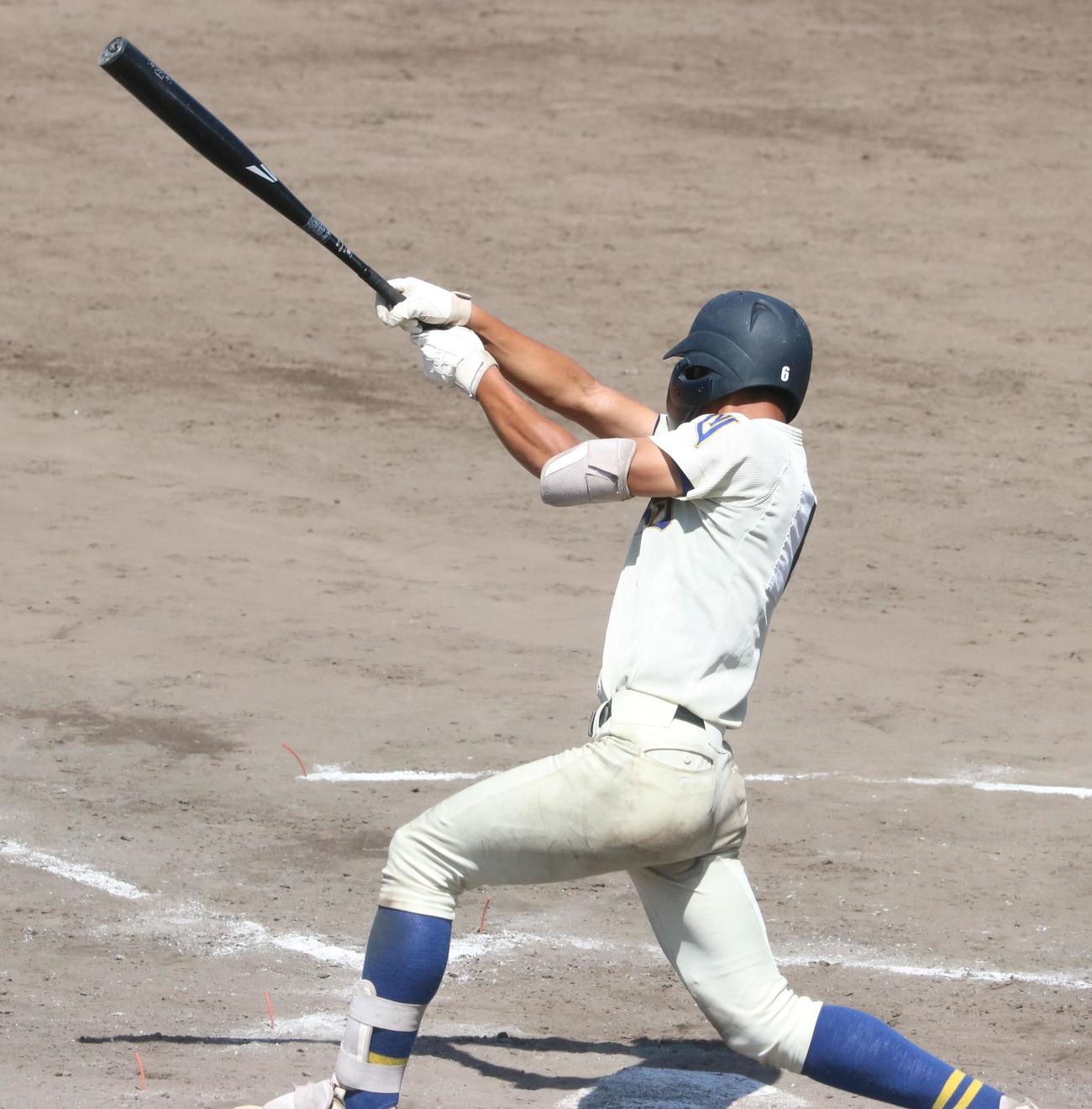 高田商対奈良大付　4回裏奈良大付1死、右前打を放つ岸本（撮影・塚本光）