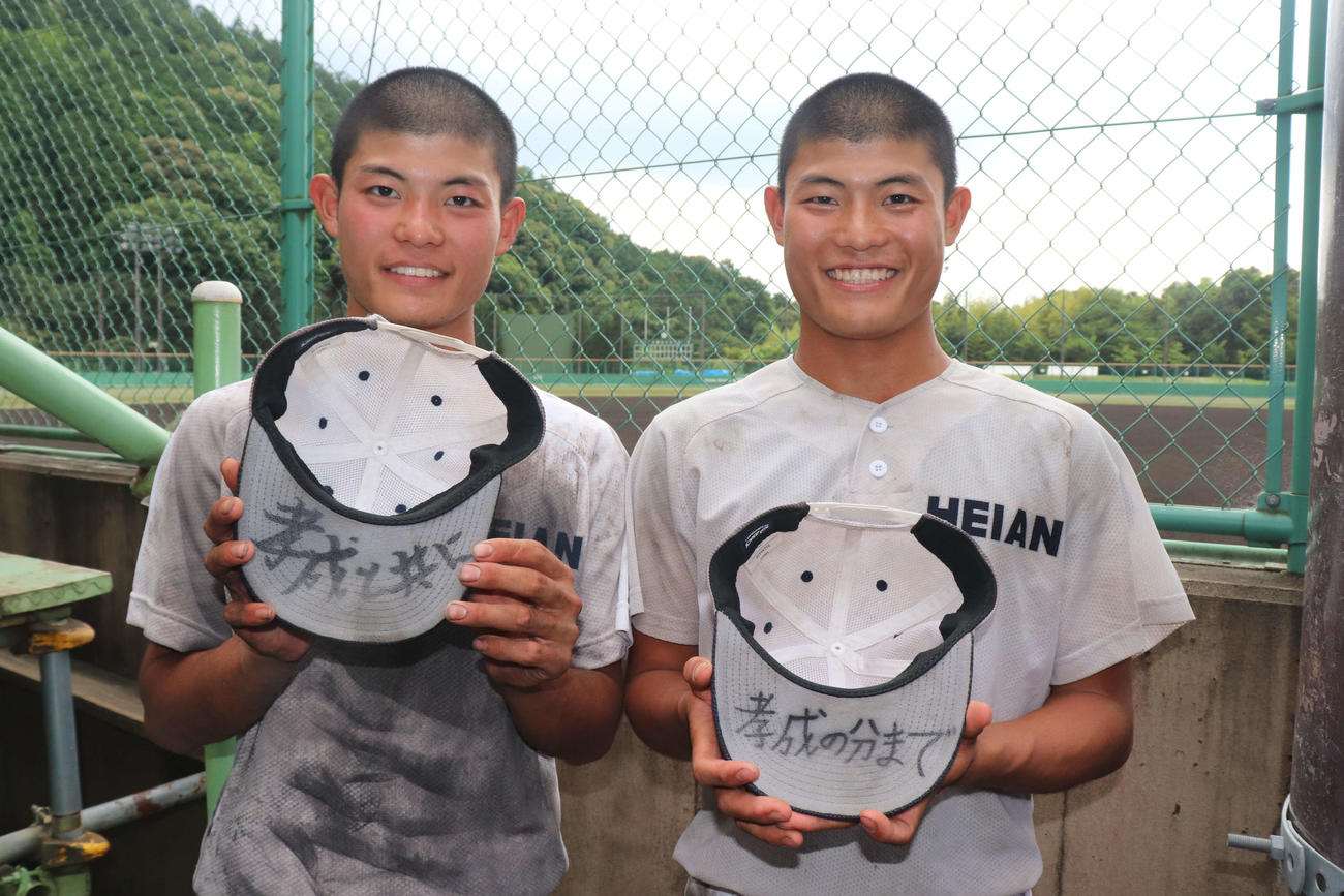 帽子のつばを見せる、龍谷大平安の戸田大介内野手（3年、写真左）と戸田幸介外野手（3年）