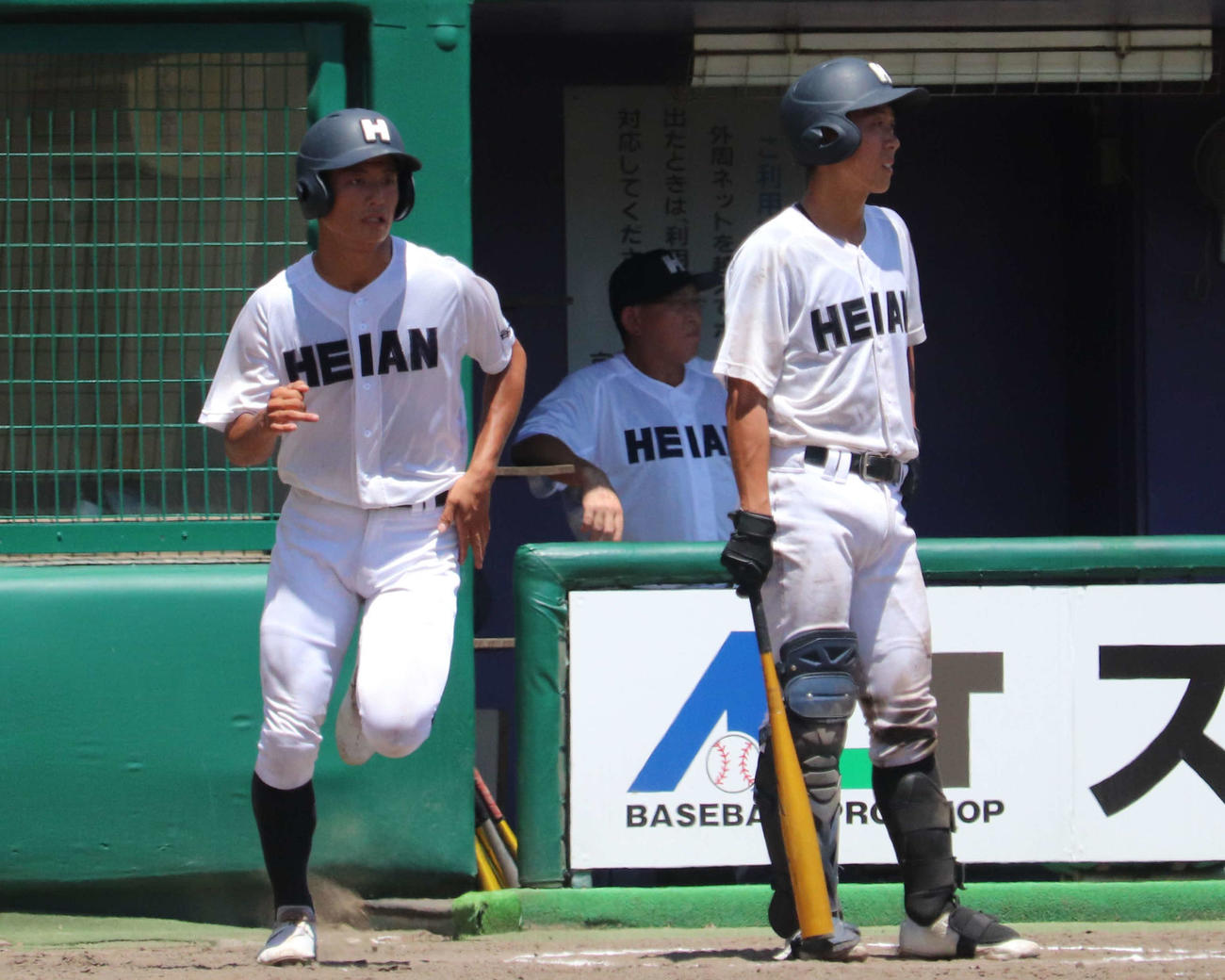 京都国際対龍谷大平安　ベンチでは原田英彦監督の近くで、指揮官からナインへの指示を送ったりバット引きに徹する龍谷大平安の戸田幸介（撮影・中島麗）