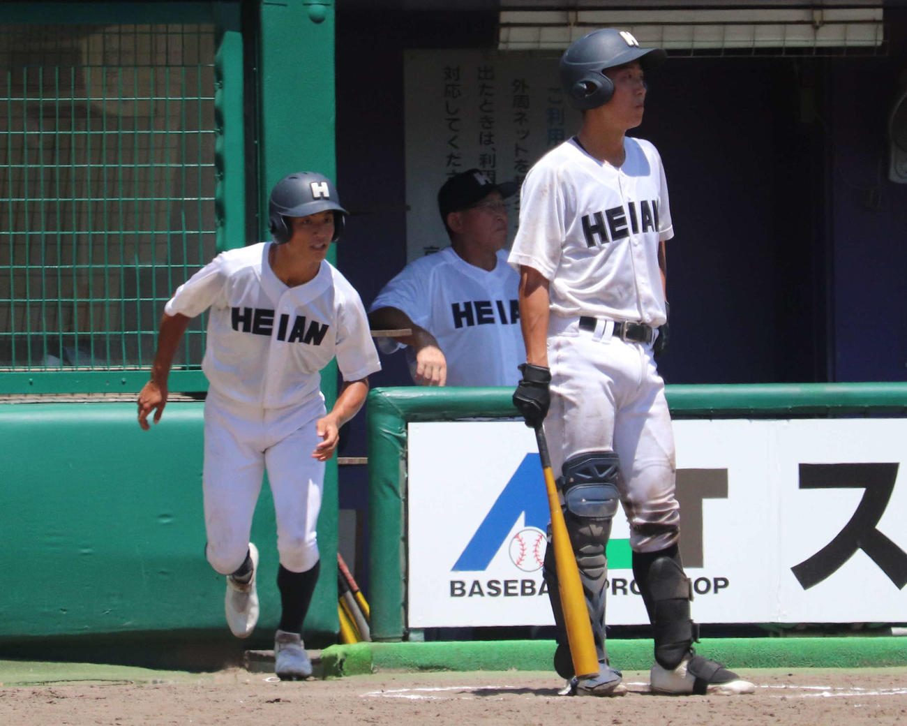 京都国際対龍谷大平安　ベンチでは原田英彦監督の近くで、指揮官からナインへの指示を送ったりバット引きに徹する龍谷大平安の戸田幸介（撮影・中島麗）