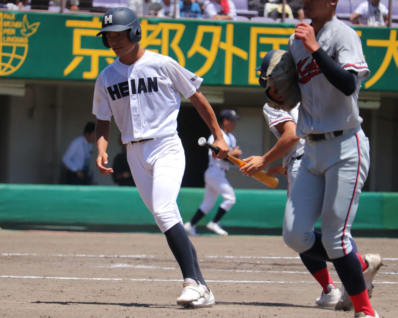 京都国際対龍谷大平安　双子の兄大介内野手のバットを受け取る、龍谷大平安の戸田幸介外野手（3年）（撮影・中島麗）