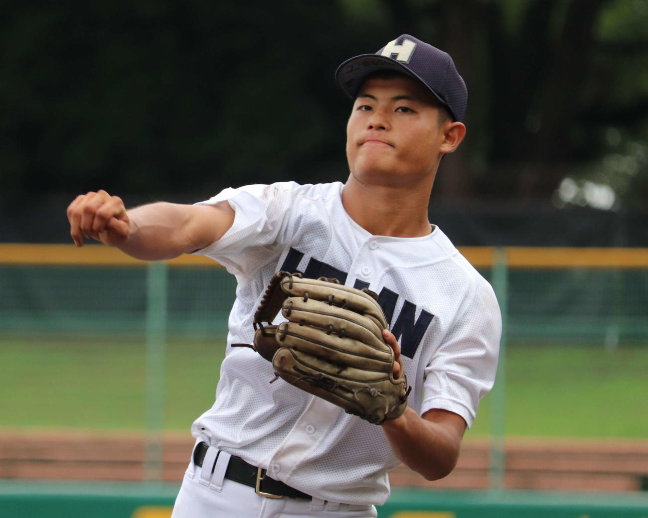 京産大付対龍谷大平安　キャッチボールをする、龍谷大平安・戸田幸（撮影・中島麗）