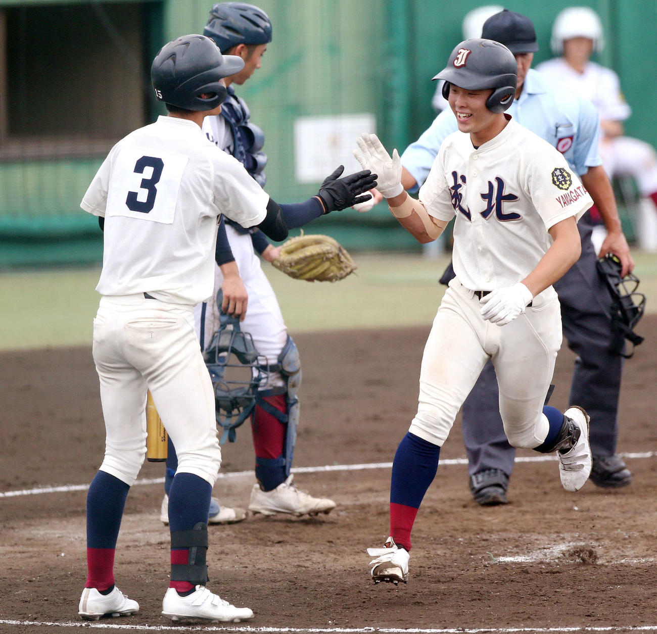 24日、山形商対山形城北　3回裏、左越えに逆転の3ランを放ち、タッチをかわす山形城北・小野村が