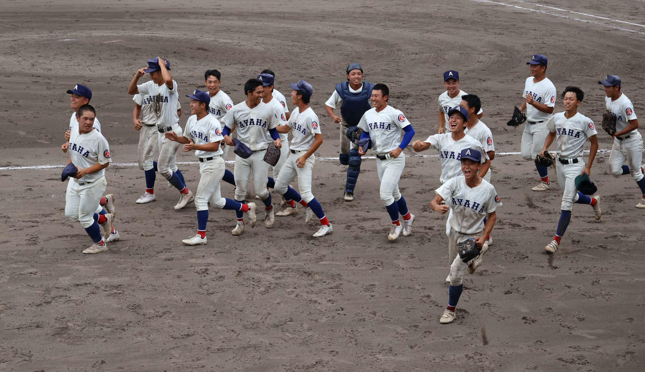 25日、近江を破って決勝進出を決め、喜ぶ綾羽ナイン