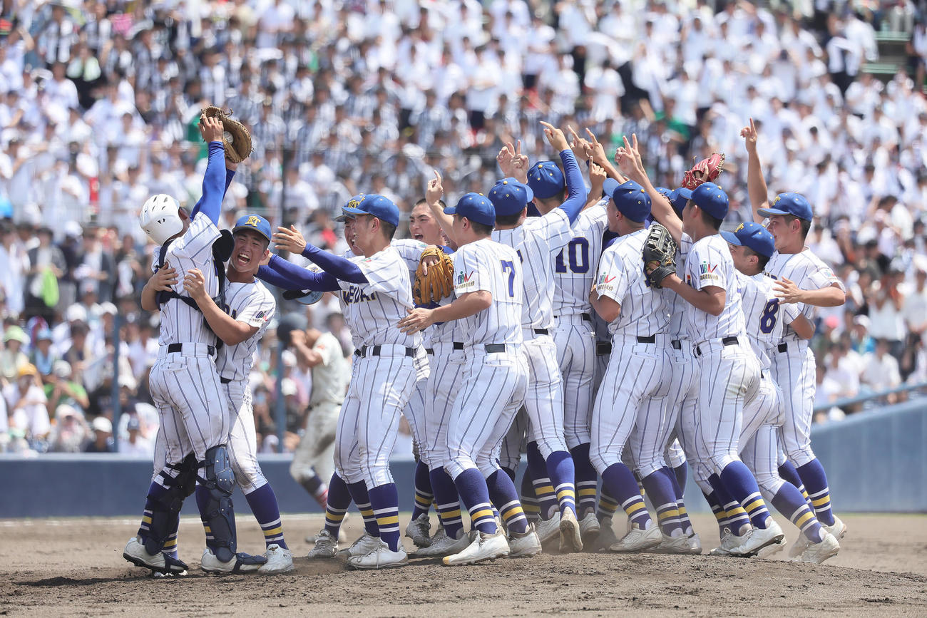前橋商対健大高崎　優勝を決め歓喜する健大高崎（撮影・足立雅史）