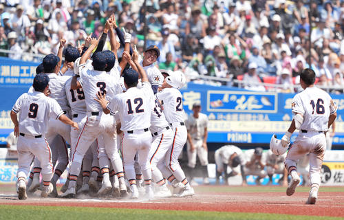 市船橋対木更津総合　10回、さよならで市船橋に勝利し、喜びを爆発させる木更津総合ナイン（撮影・菅敏）