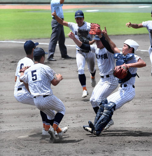 綾羽対滋賀学園　綾羽を破り甲子園出場を決め喜ぶ滋賀学園ナイン（撮影・前岡正明）