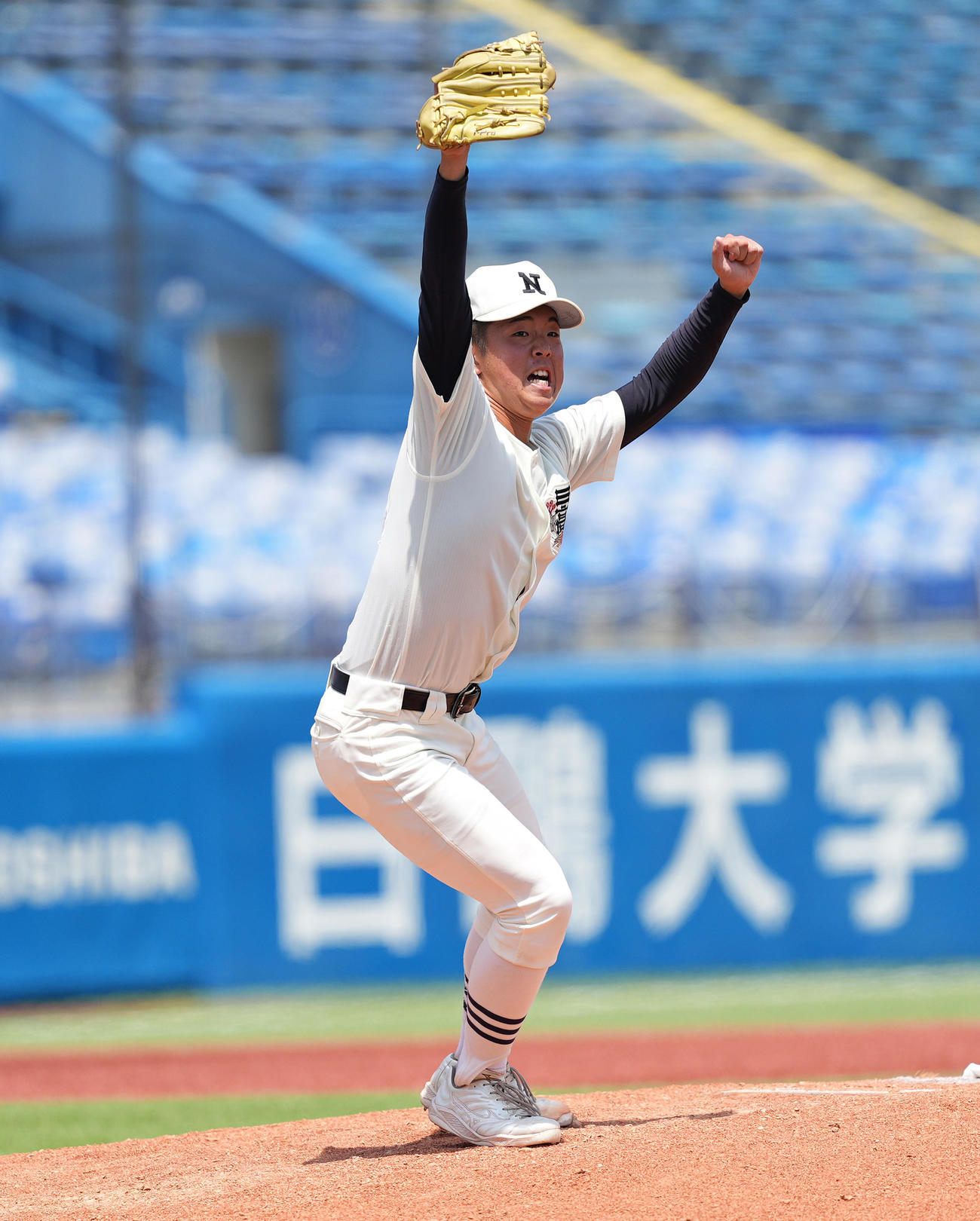 6回裏創価2死三塁、高橋を二ゴロに仕留め、ガッツポーズを見せる谷亀（撮影・菅敏）