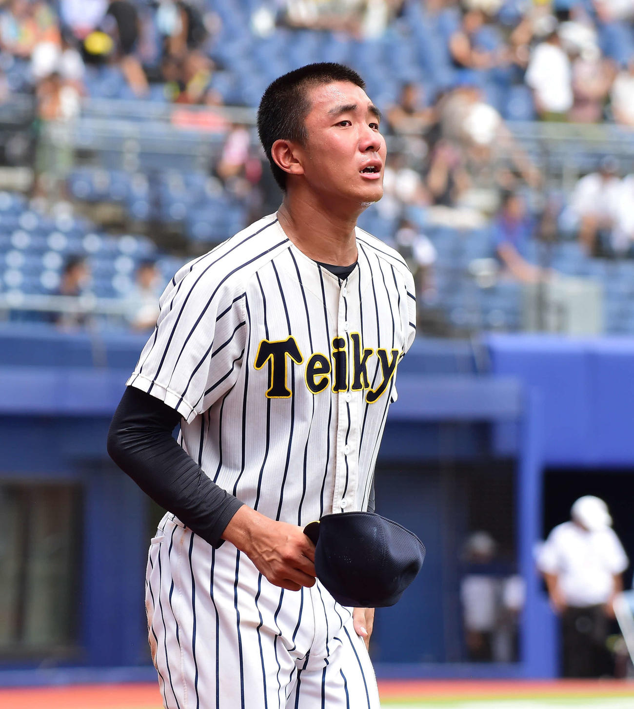 試合に敗れ、涙を流す帝京長岡・茨木（撮影・大島享也）