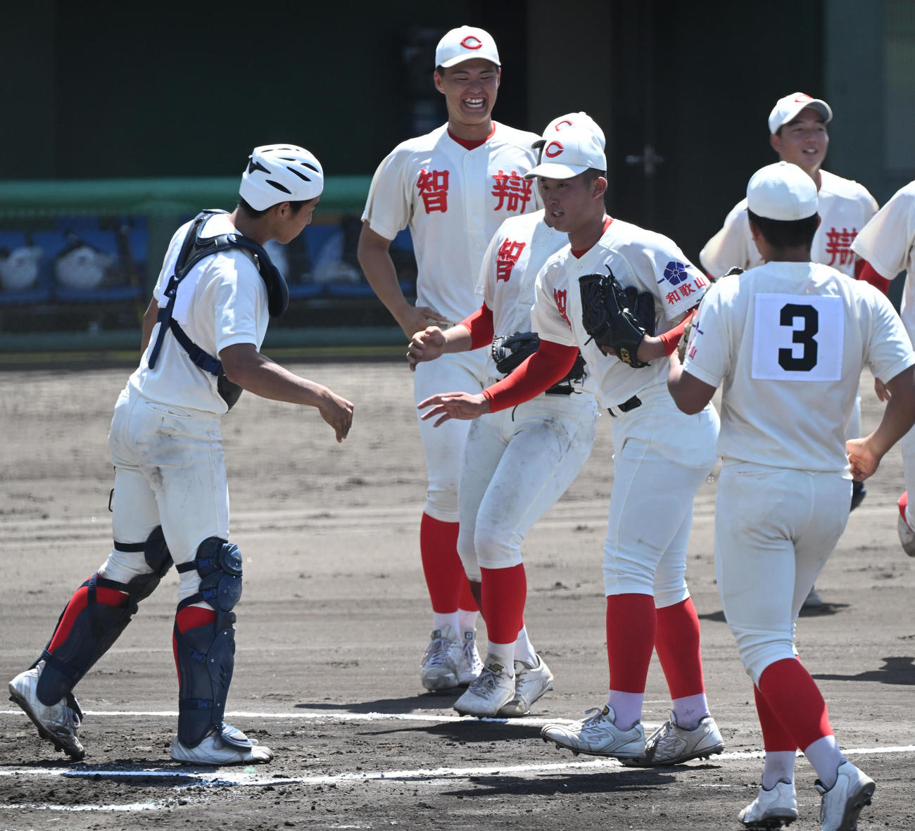 田辺対智弁和歌山　7回を3安打無失点と好投した智弁和歌山・渡辺は上田（左）とタッチする（撮影・和賀正仁）