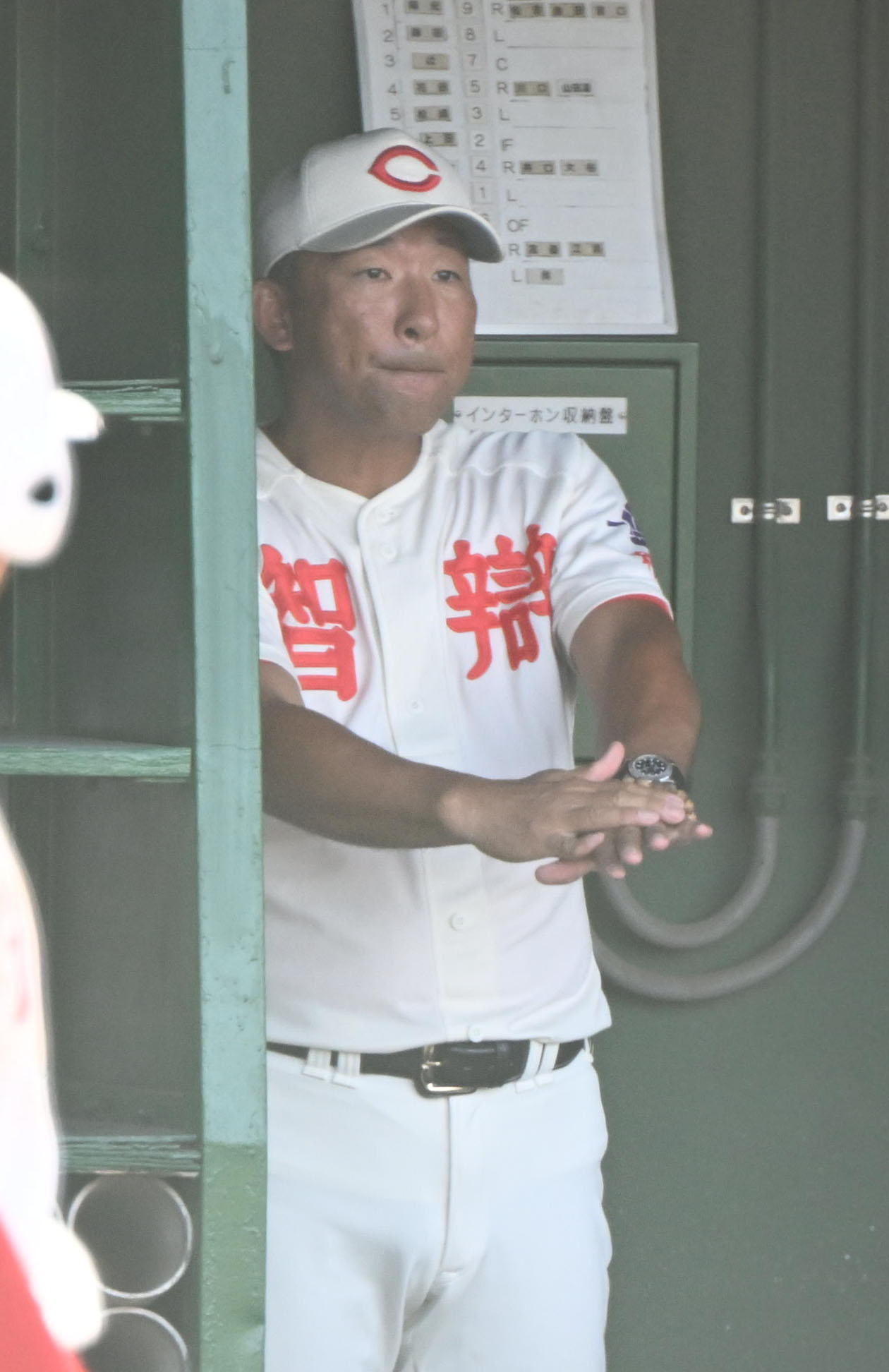 田辺対智弁和歌山　ベンチからサインを出す智弁和歌山・中谷監督（撮影・和賀正仁）
