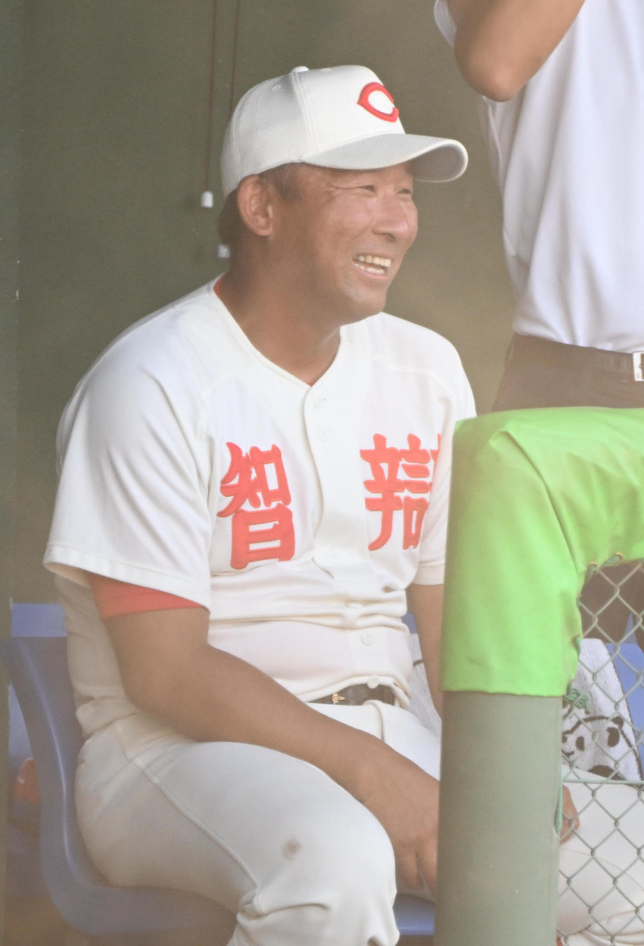 田辺対智弁和歌山　ベンチで笑顔を見せる智弁和歌山・中谷監督（撮影・和賀正仁）