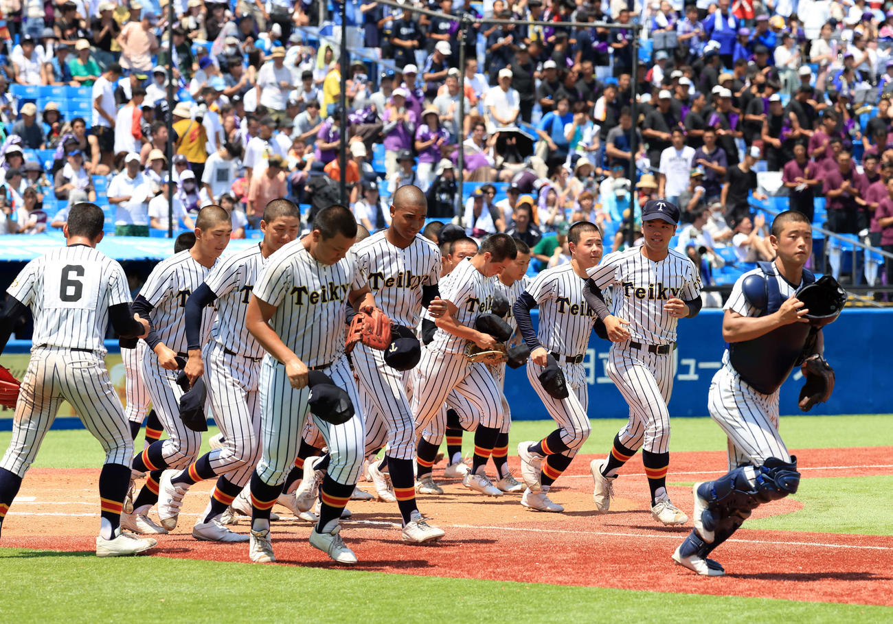 帝京対東京　8回コールド勝利でスタンドに走る帝京ナイン（撮影・浅見桂子）