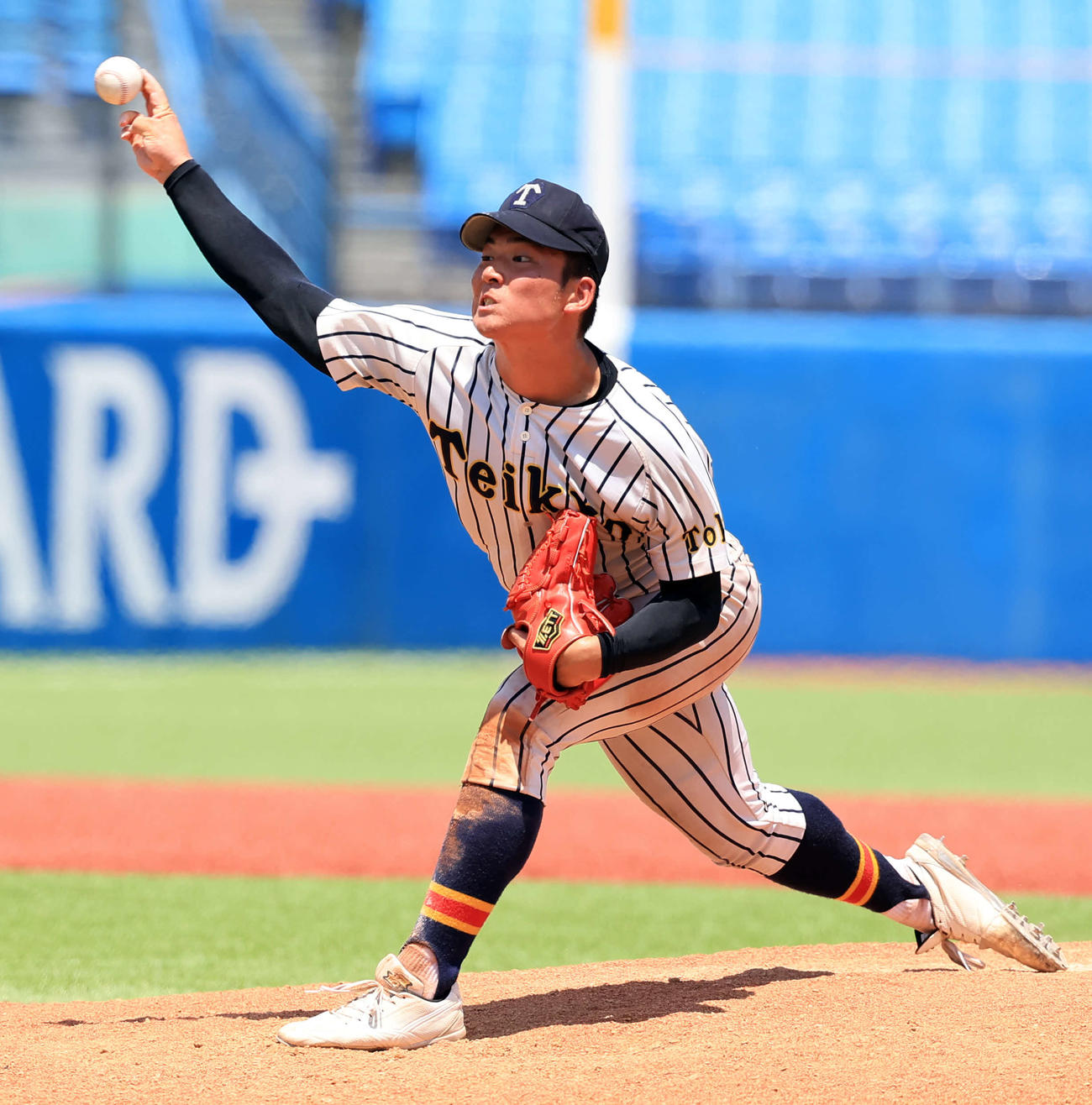 帝京対東京　8回裏東京の攻撃を抑えた西崎（撮影・浅見桂子）