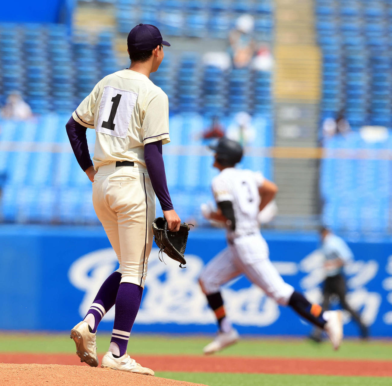 帝京対東京　5回表帝京無死二、三塁、富浜（奥）に左越え3点本塁打を許し、ぼう然とする永見（撮影・浅見桂子）
