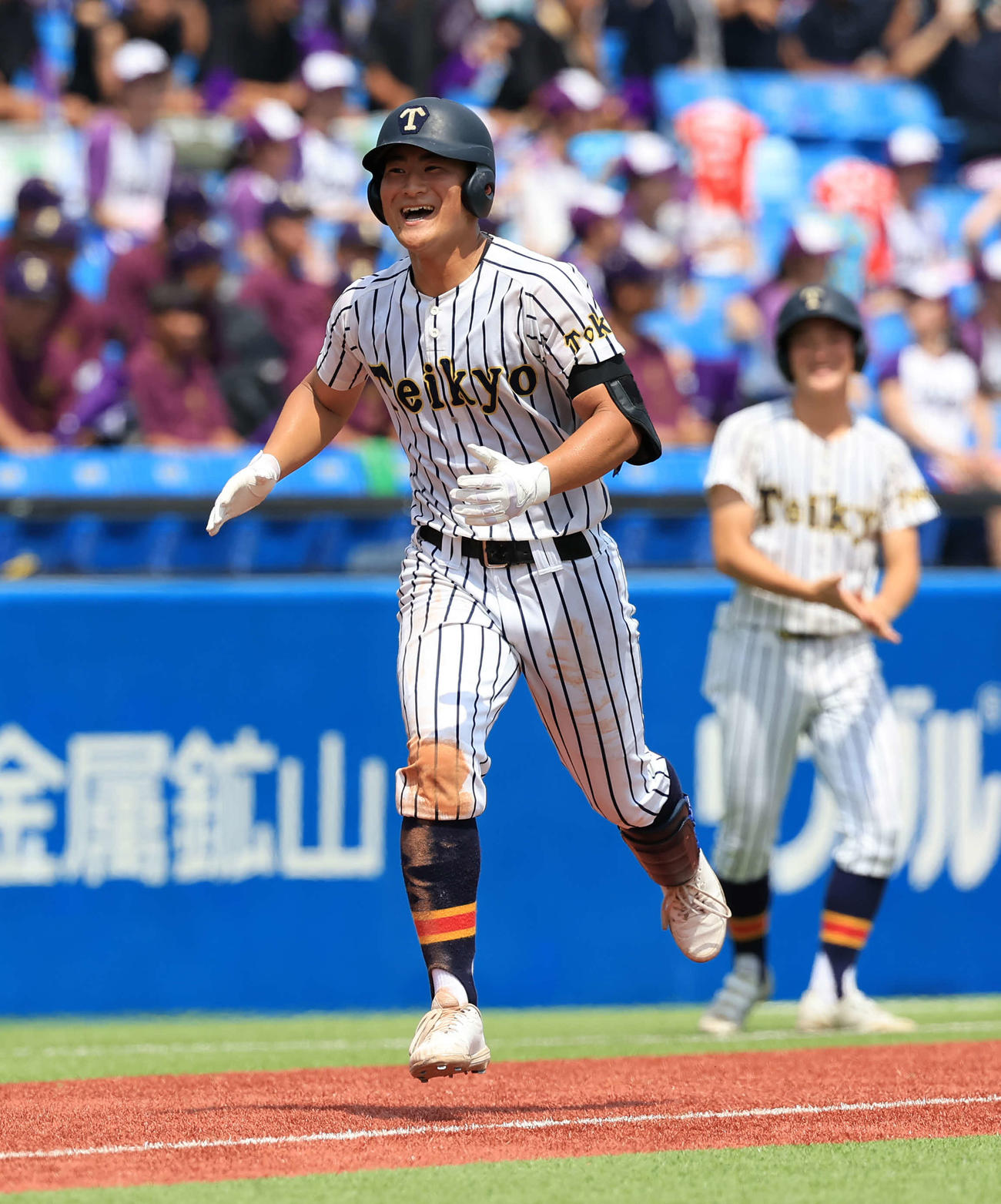 帝京対東京　5回表帝京無死二、三塁、富浜は左越え3点本塁打を放ち、笑顔で三塁を回る（撮影・浅見桂子）