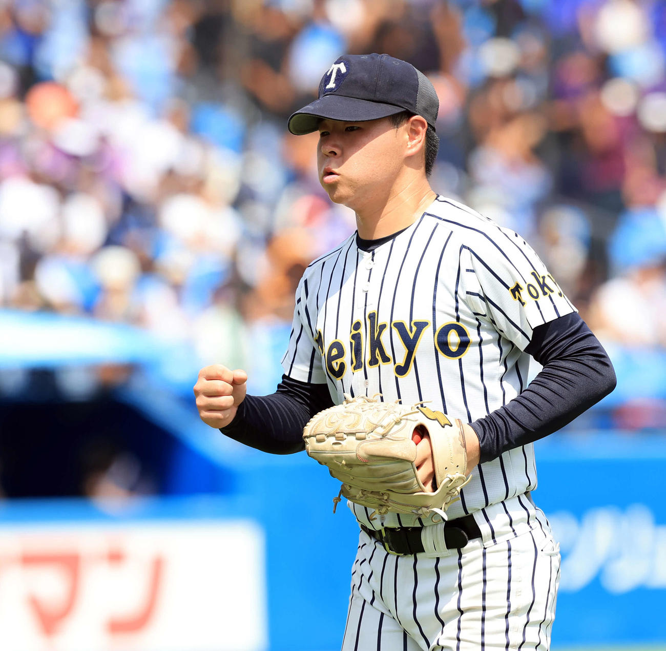 帝京対東京　3回裏東京の攻撃を3人に仕留め小さくガッツポーズする小野（撮影・浅見桂子）