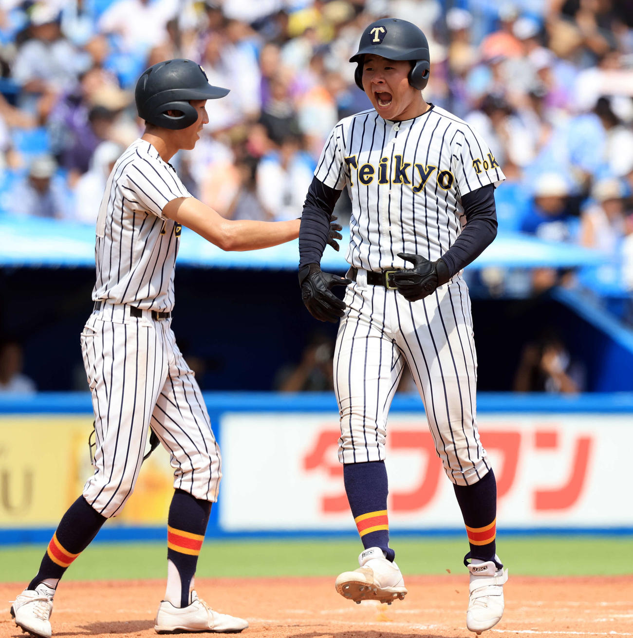 帝京対東京　4回表帝京2死二、三塁、表西の2点適時打で雄たけびを上げて生還する小野（撮影・浅見桂子）