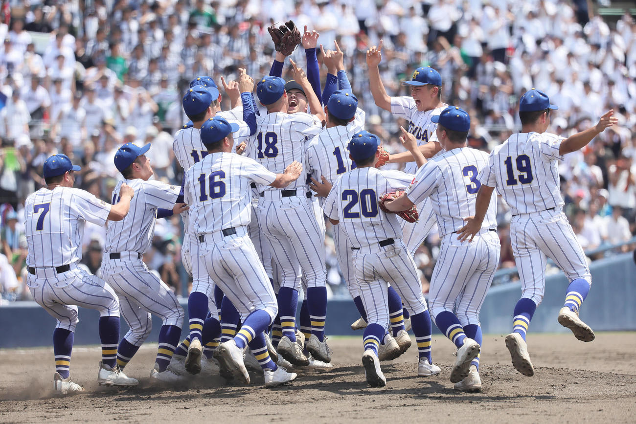 前橋商対健大高崎　優勝を決め歓喜する健大高崎（撮影・足立雅史）