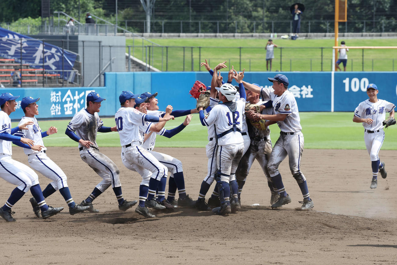 つくば秀英対霞ケ浦　優勝し歓喜する霞ケ浦ナイン（撮影・宮地輝）