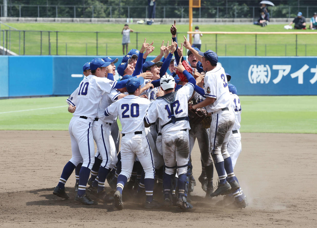 つくば秀英対霞ケ浦　優勝し歓喜の輪をつくる霞ケ浦ナイン（撮影・宮地輝）