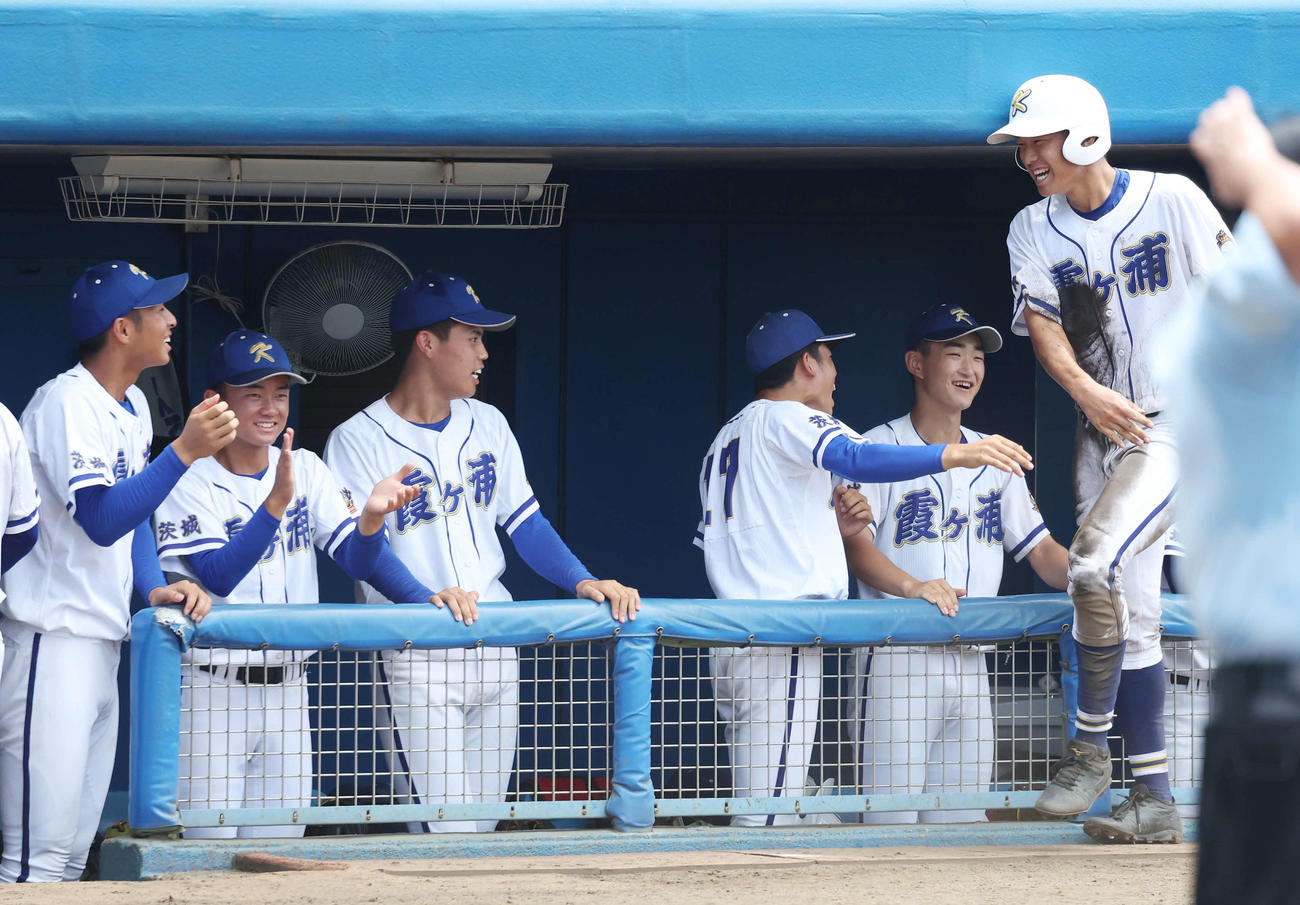つくば秀英対霞ケ浦　4回裏霞ケ浦1死二塁、大石の左前適時打で生還した羽成（右端）はチームメートと喜ぶ（撮影・宮地輝）