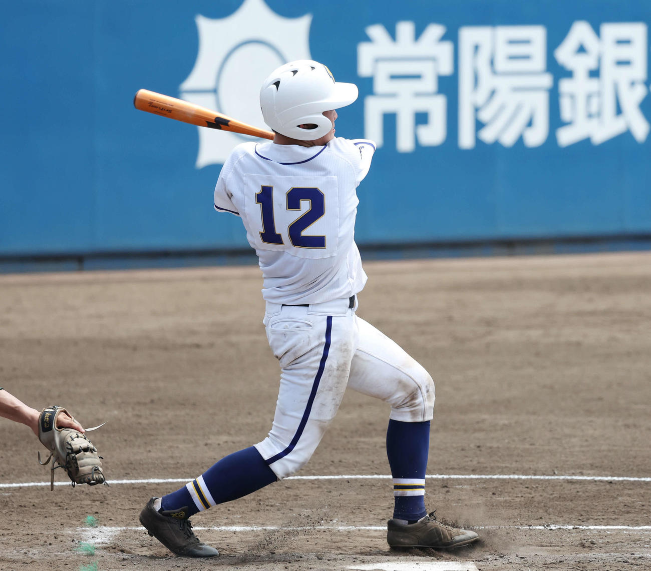 つくば秀英対霞ケ浦　4回裏霞ケ浦1死一、二塁、適時内野安打打を放つ片見（撮影・宮地輝）