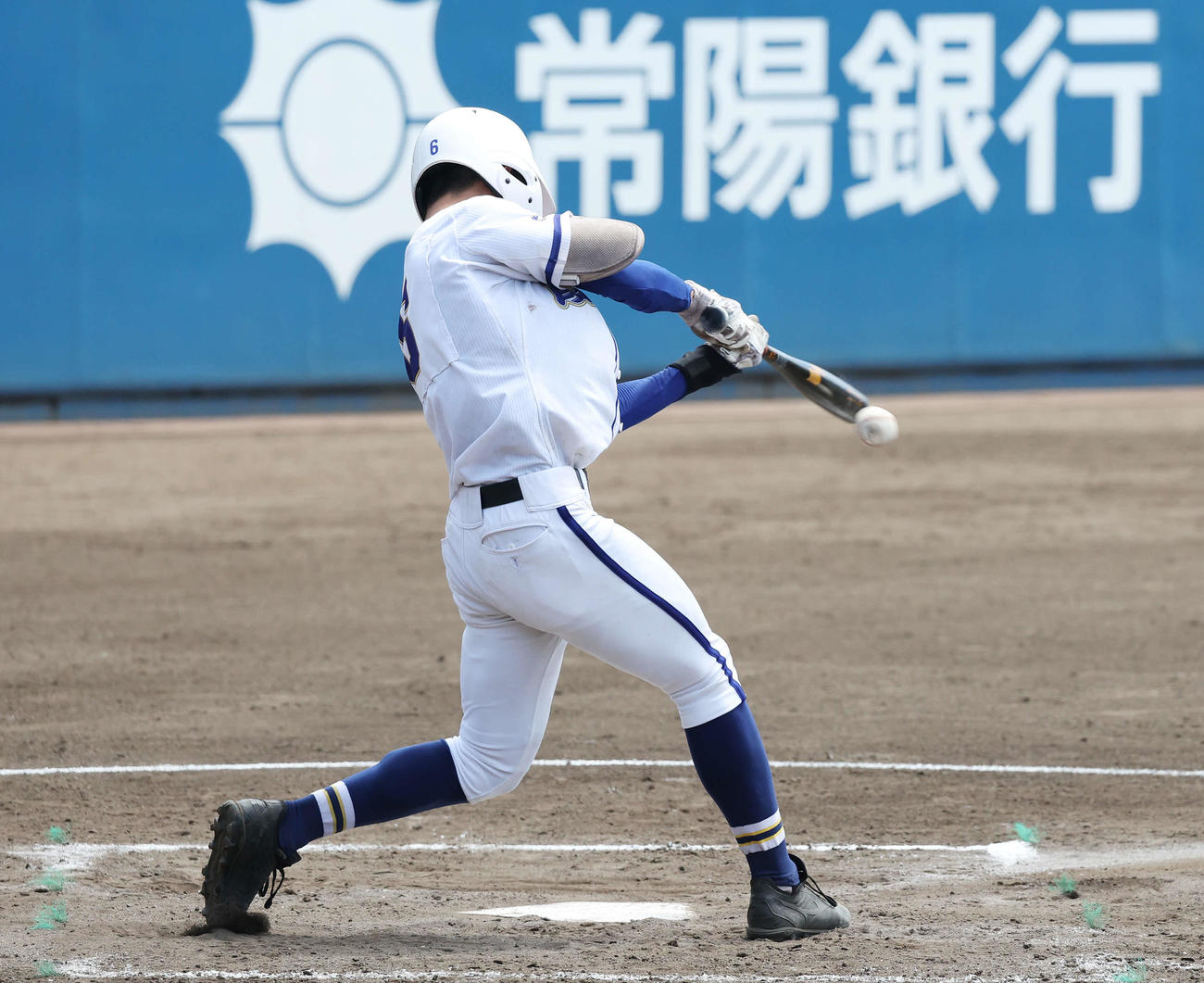 つくば秀英対霞ケ浦　4回裏霞ケ浦1死二、三塁、適時内野安打打を放つ鹿又（撮影・宮地輝）