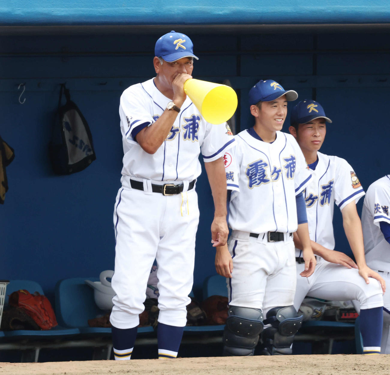 つくば秀英対霞ケ浦　指示を伝える霞ケ浦・高橋監督（撮影・宮地輝）