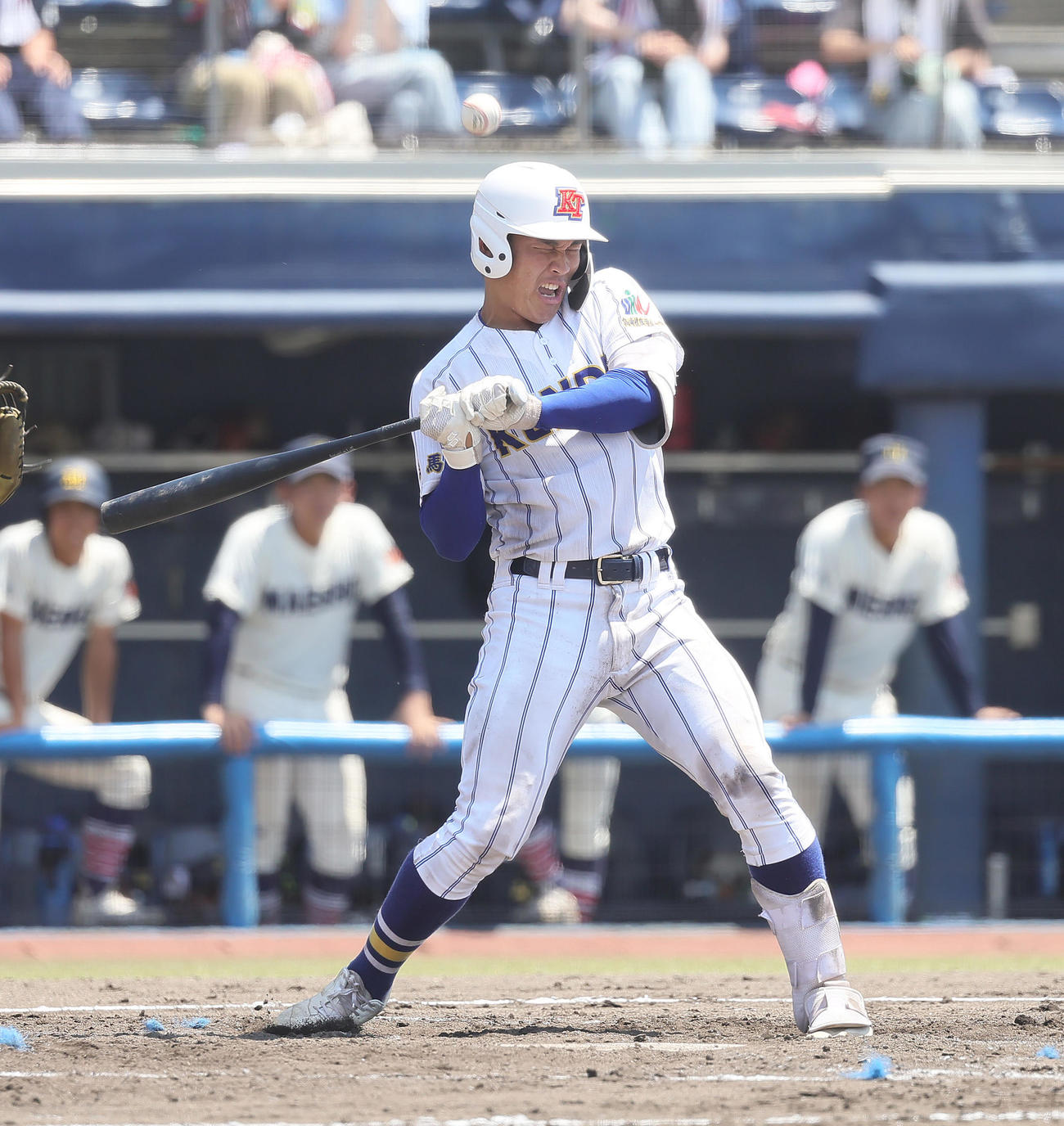 前橋商対健大高崎　7回裏健大高崎1死満塁、箱山は押し出しの死球を受ける（撮影・足立雅史）