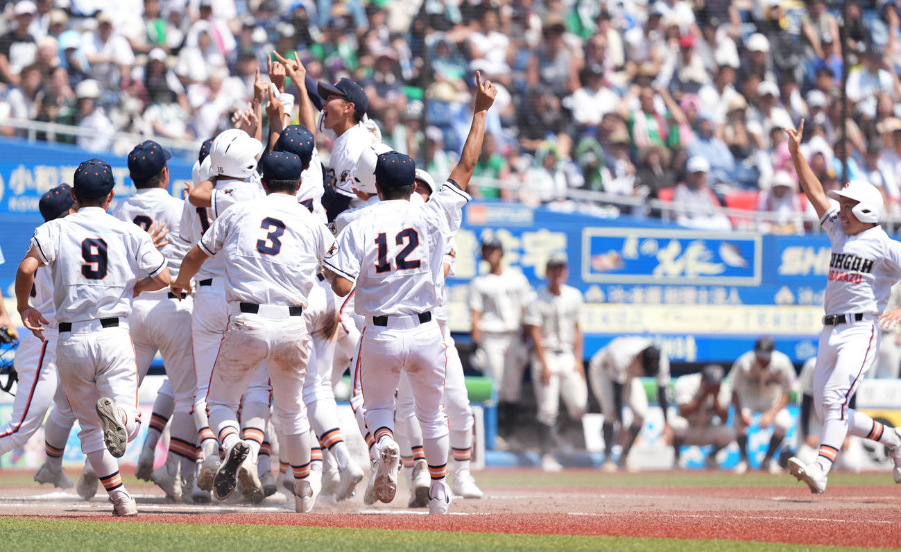市船橋対木更津総合　10回、さよならで市船橋に勝利し、喜びを爆発させる木更津総合ナイン（撮影・菅敏）