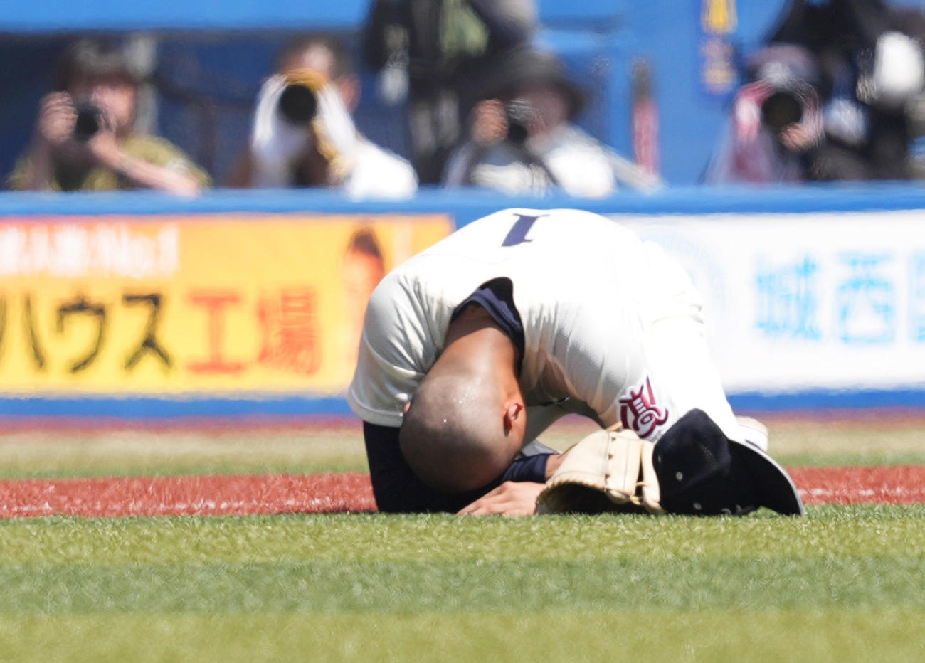 市船橋対木更津総合　10回裏木更津総合無死一、二塁、打者和田の打球を処理するも一塁に悪送球した工藤は、サヨナラ負けにうずくまる（撮影・菅敏）