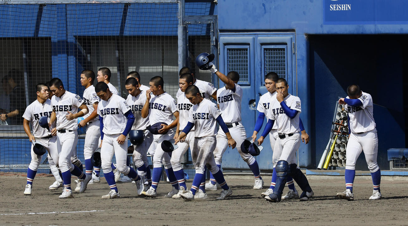 履正社対大阪桐蔭　5回コールドで大阪桐蔭に敗れ肩を落とす履正社ナイン（撮影・藤尾明華）