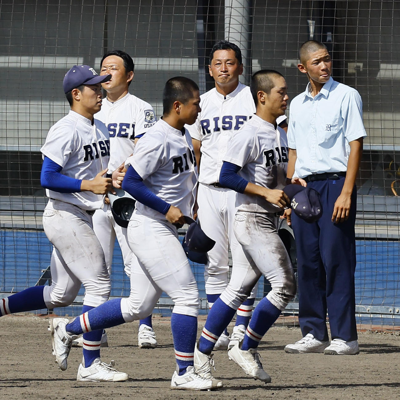 履正社対大阪桐蔭　5回コールドで大阪桐蔭に敗れた履正社の多田監督（奥中央）（撮影・藤尾明華）
