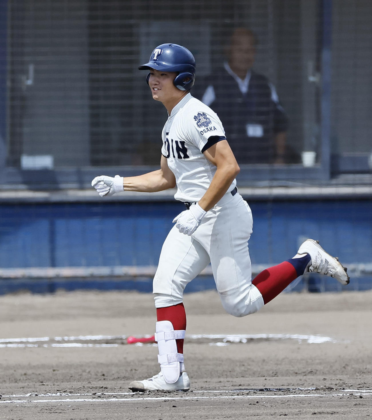 履正社対大阪桐蔭　1回裏大阪桐蔭1死二、三塁、内山は右前に2点適時打を放ちガッツポーズをする（撮影・藤尾明華）