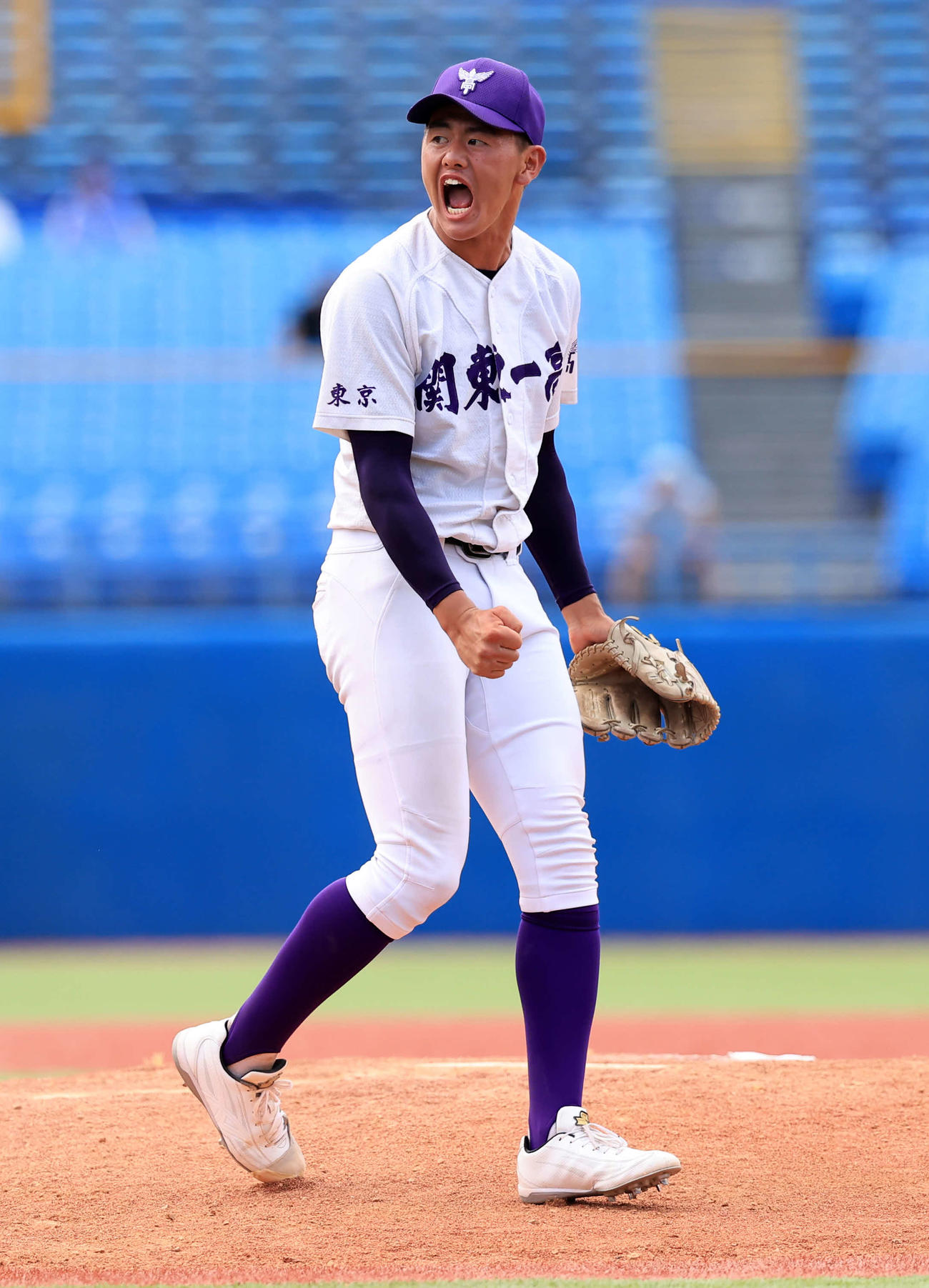 関東第一対二松学舎大付　9回裏二松学舎大付無死、片井を三振に仕留め雄たけびを上げる坂井（撮影・浅見桂子）