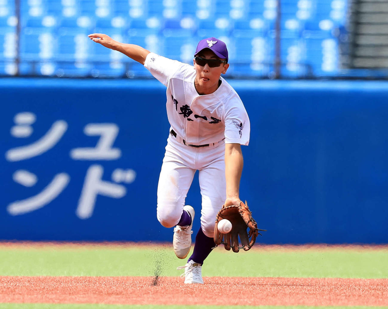 関東第一対二松学舎大付　6回裏二松学舎大付1死、入山の打球を好捕好送球する市川（撮影・浅見桂子）