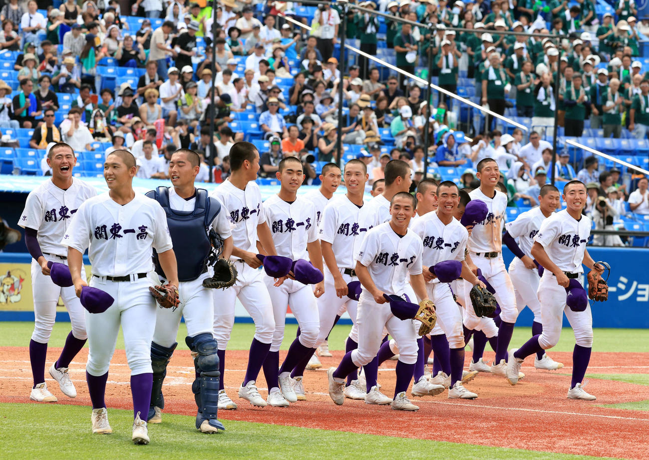 関東第一対二松学舎大付　決勝進出を決め、スタンドに笑顔を見せる関東第一の選手たち（撮影・浅見桂子）