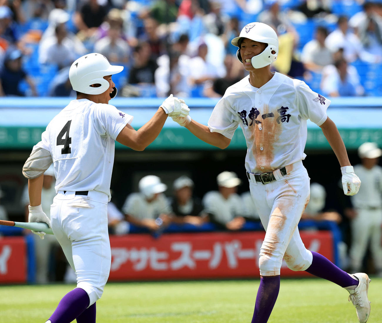 関東第一対二松学舎大付　5回表関東第一2死三塁、熊谷の適時打で笑顔で生還する越後（右）（撮影・浅見桂子）