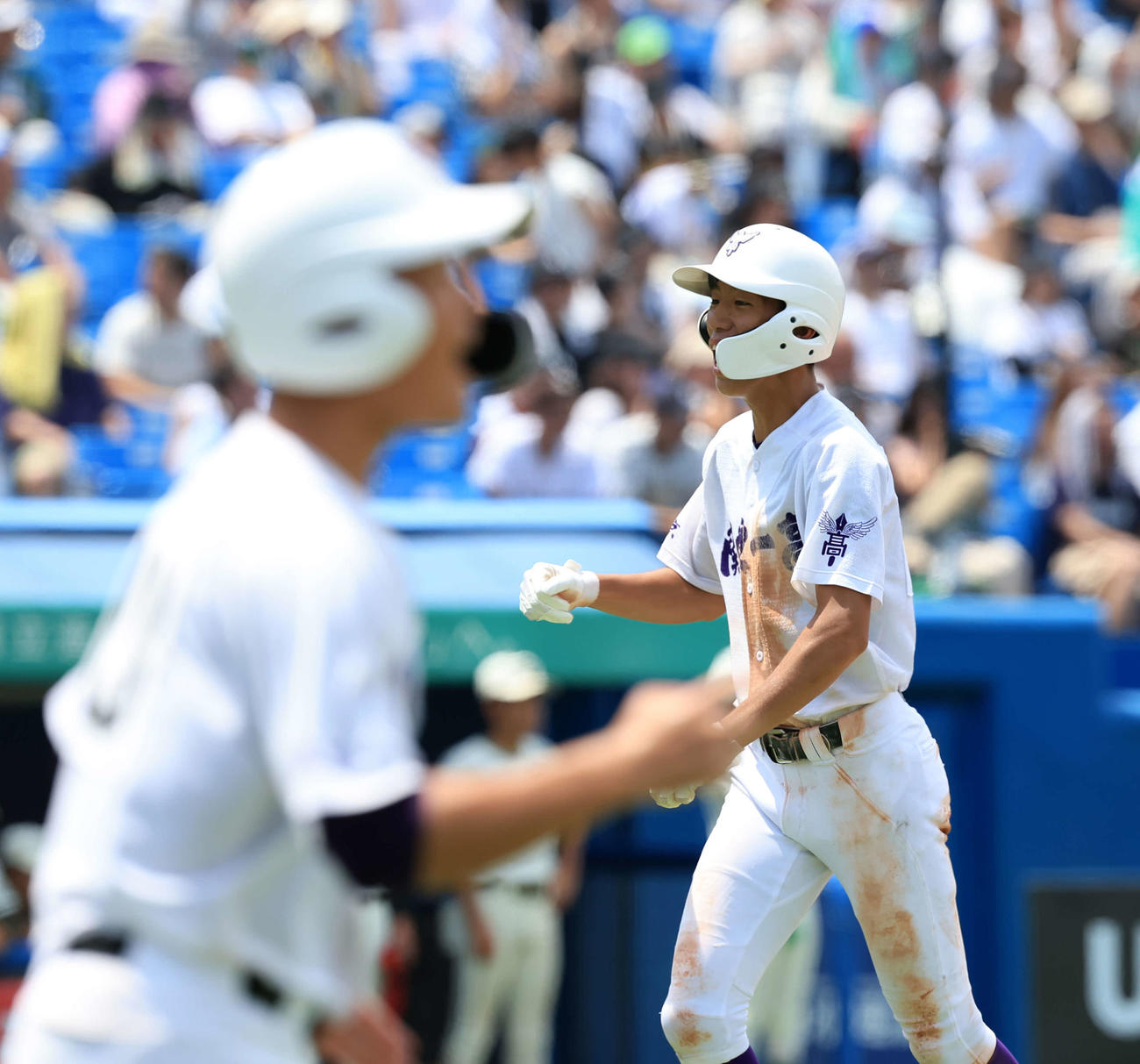 関東第一対二松学舎大付　5回表関東第一2死三塁、熊谷の適時打で笑顔で生還する越後（右）（撮影・浅見桂子）