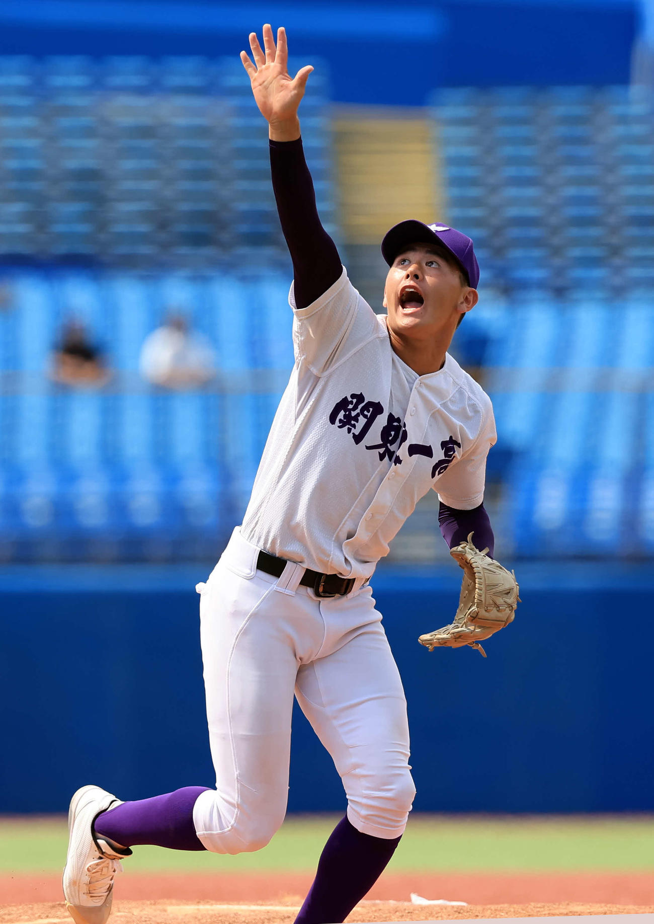 関東第一対二松学舎大付　8回裏二松学舎大付無死、長野の打球に反応して手を上げる坂井（撮影・浅見桂子）